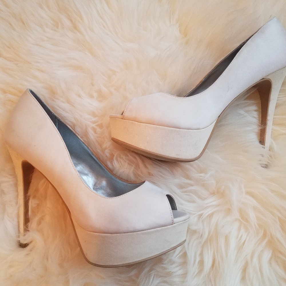 STILL AVAIL! Women 8 white stiletto platform heel